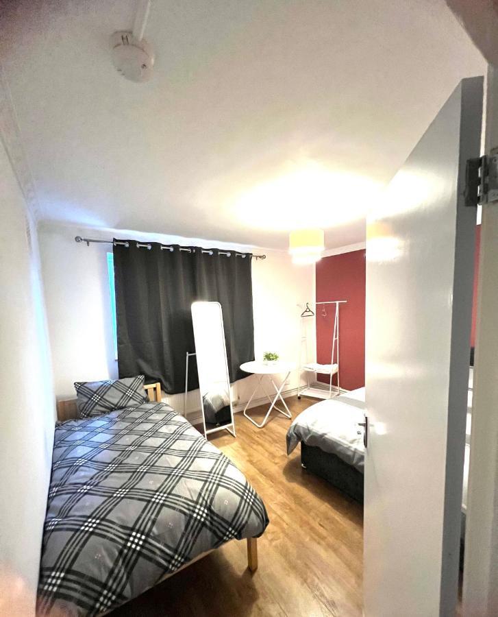 Private With Two Beds Near * London