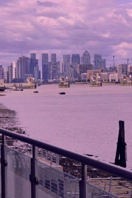Snuggle Inn: Riverside With Thames Views London