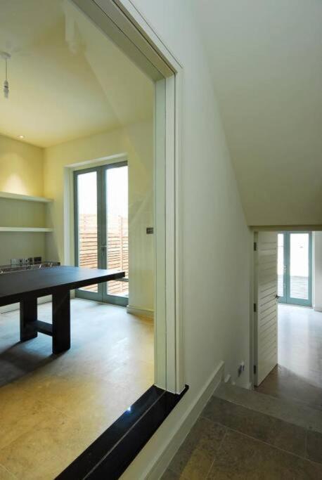Quintessential Town House Close To Apartment