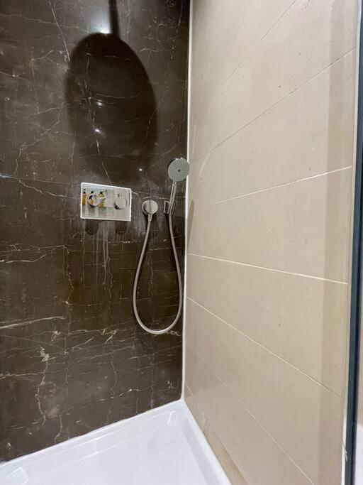 Quintessential Town House Close To * London