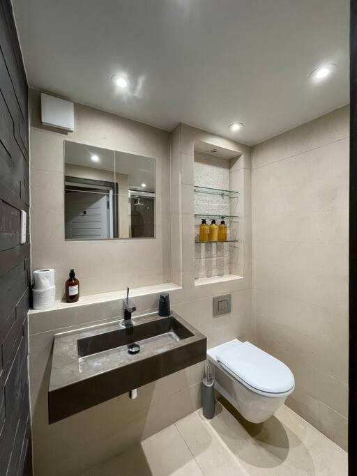 Quintessential Town House Close To Apartment London