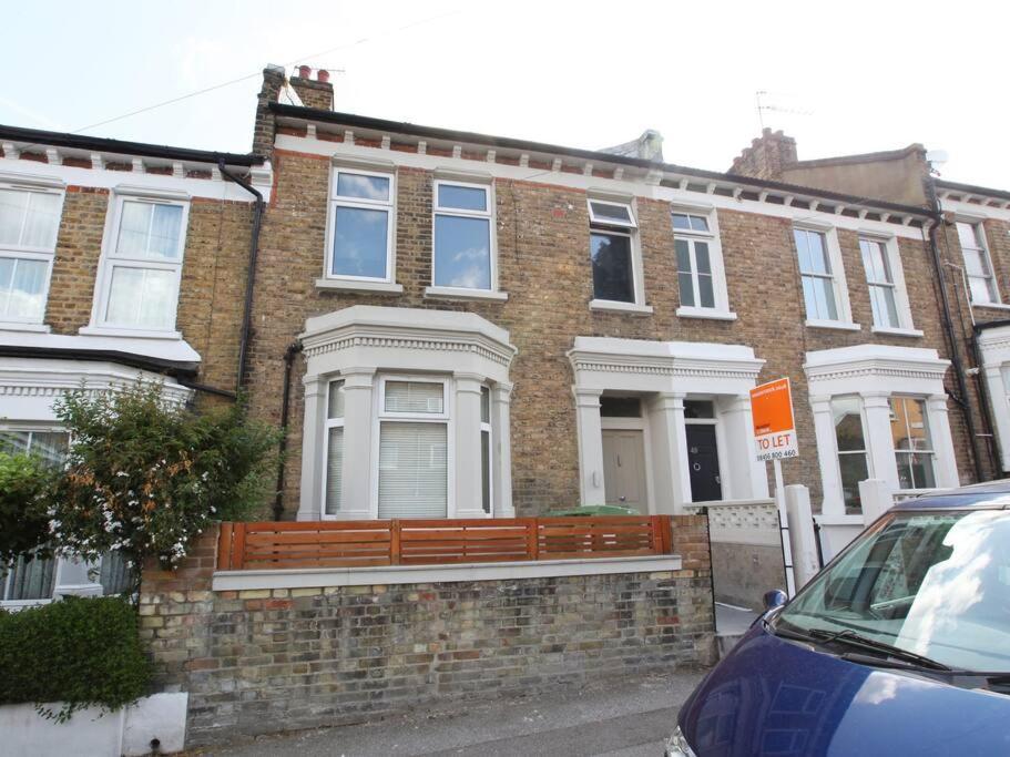 Quintessential Town House Close To Apartment