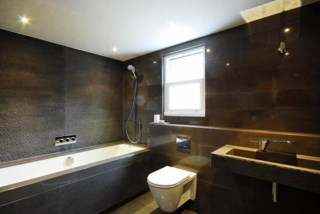 Quintessential Town House Close To Apartment London