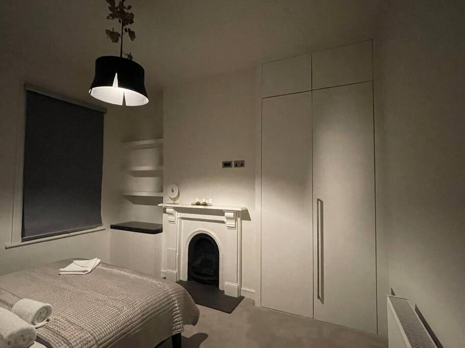 Quintessential Town House Close To *