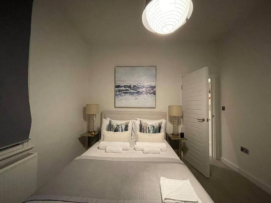 Quintessential Town House Close To * London