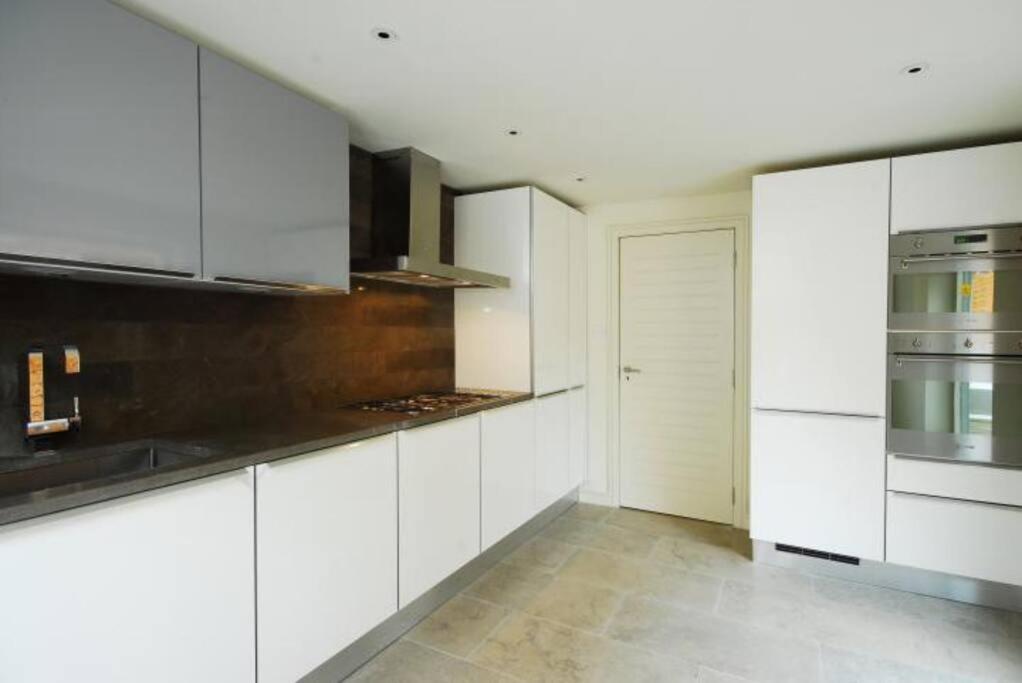Quintessential Town House Close To London