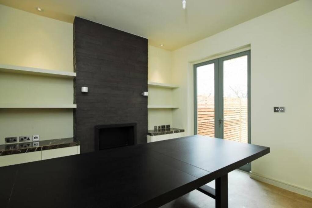 Quintessential Town House Close To * London
