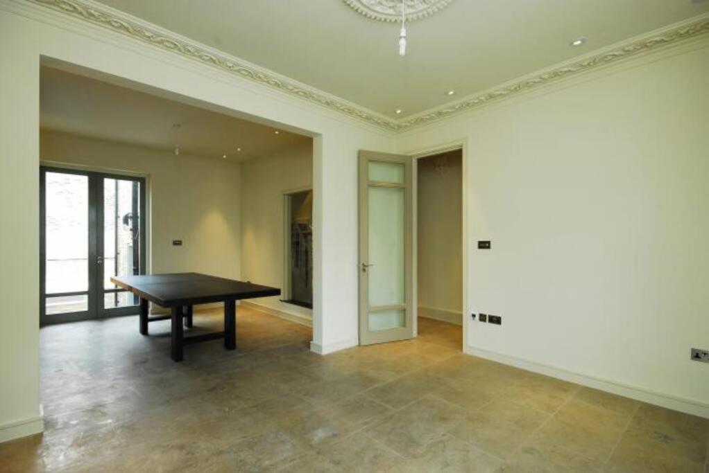 Quintessential Town House Close To Apartment London