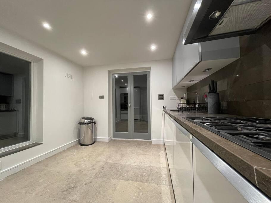 Quintessential Town House Close To *
