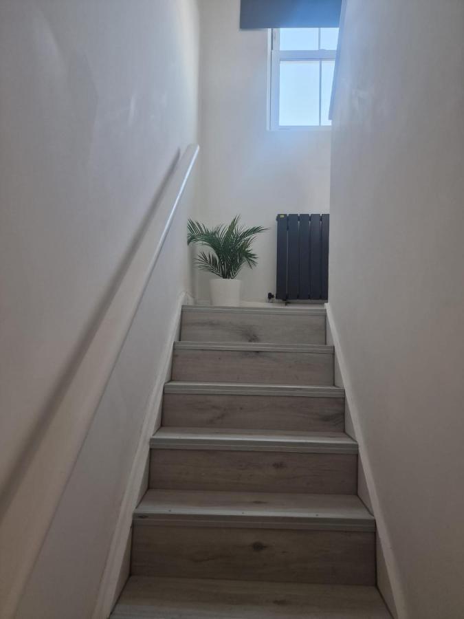 Collier's Wood En-suite London