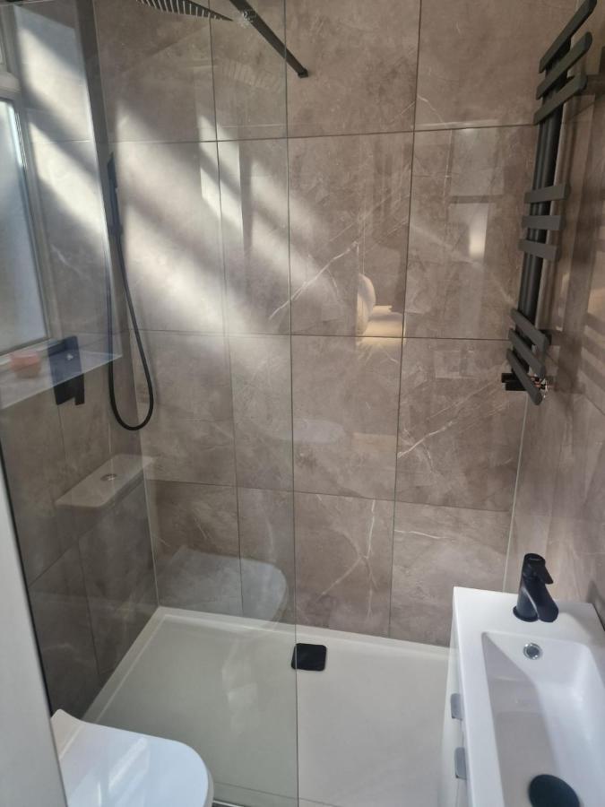 Collier's Wood En-suite Apartment *