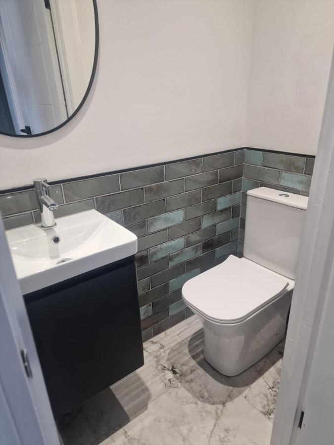 Collier's Wood En-suite Apartment *