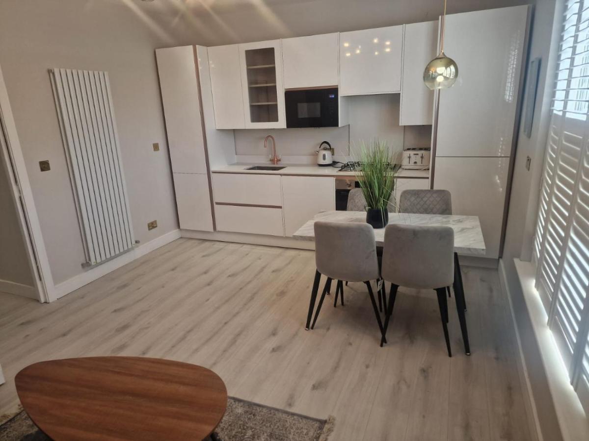 Apartment Collier's Wood En-suite *