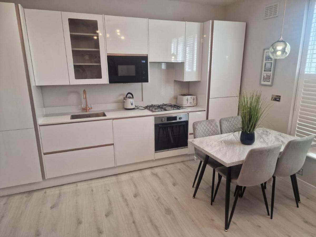Collier's Wood En-suite Apartment London
