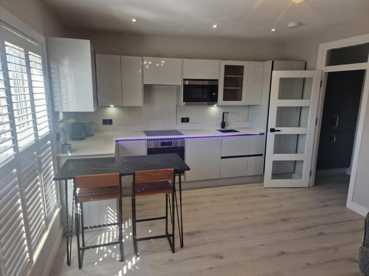 Collier's Wood En-suite Apartment London