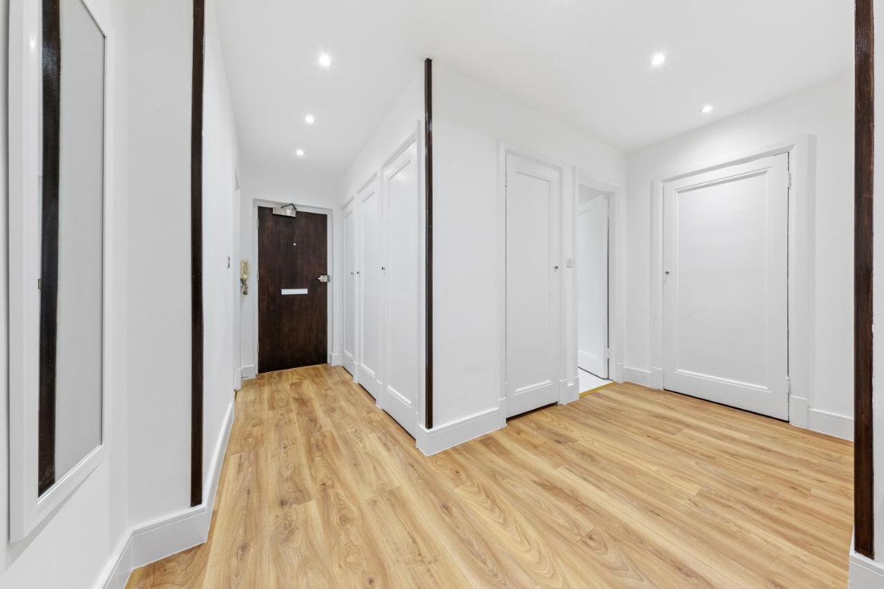 Modern Flat In Apartment London