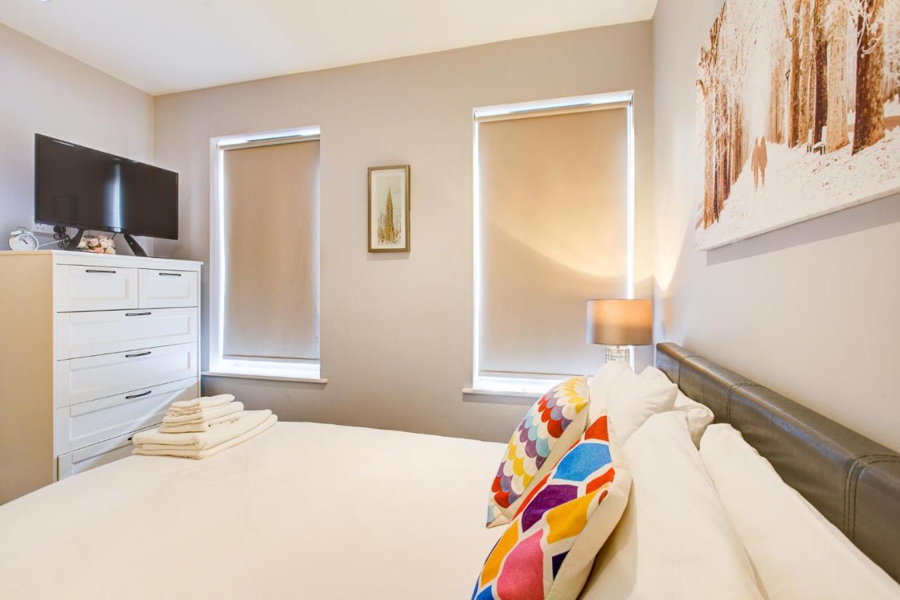 Apartamento 2 Bedroom Spacious In The Heart Fulham Londres