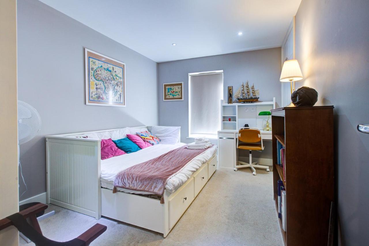Apartamento 2 Bedroom Spacious In The Heart Fulham Londres
