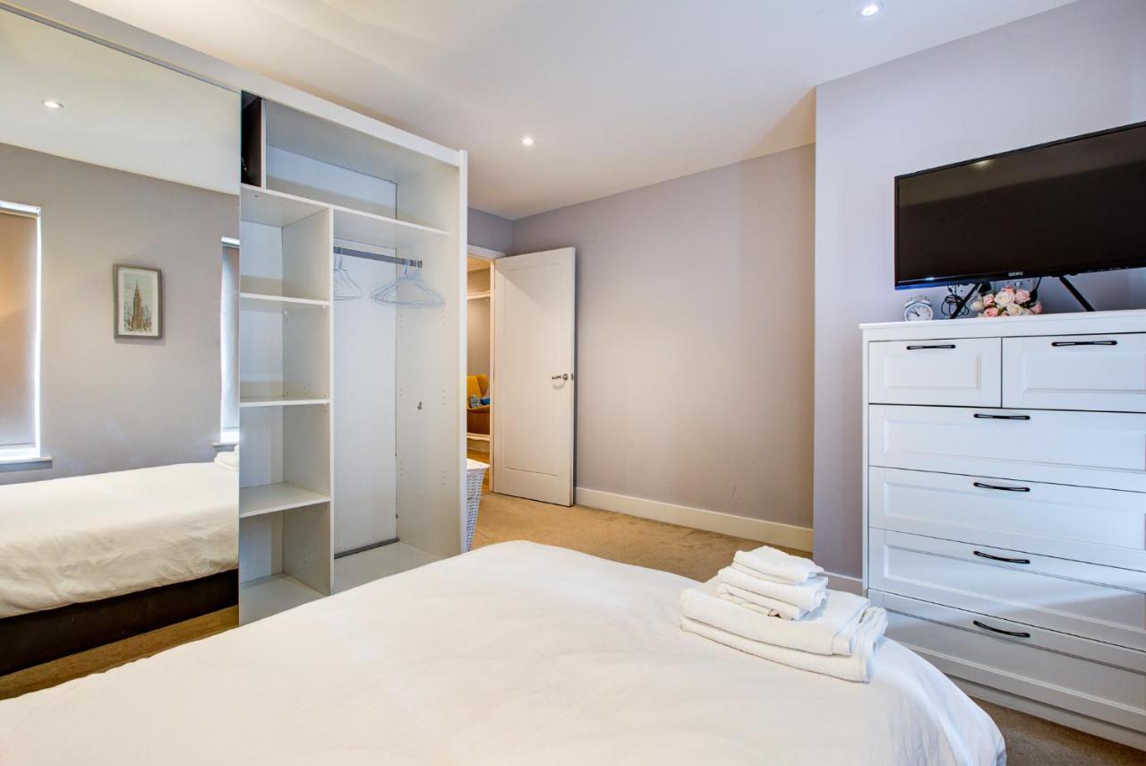 Apartamento 2 Bedroom Spacious In The Heart Fulham Londres