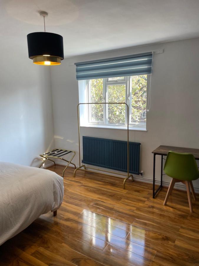 Elegant 2 Bedroom Flat In Chiswick Near Tube Stations London