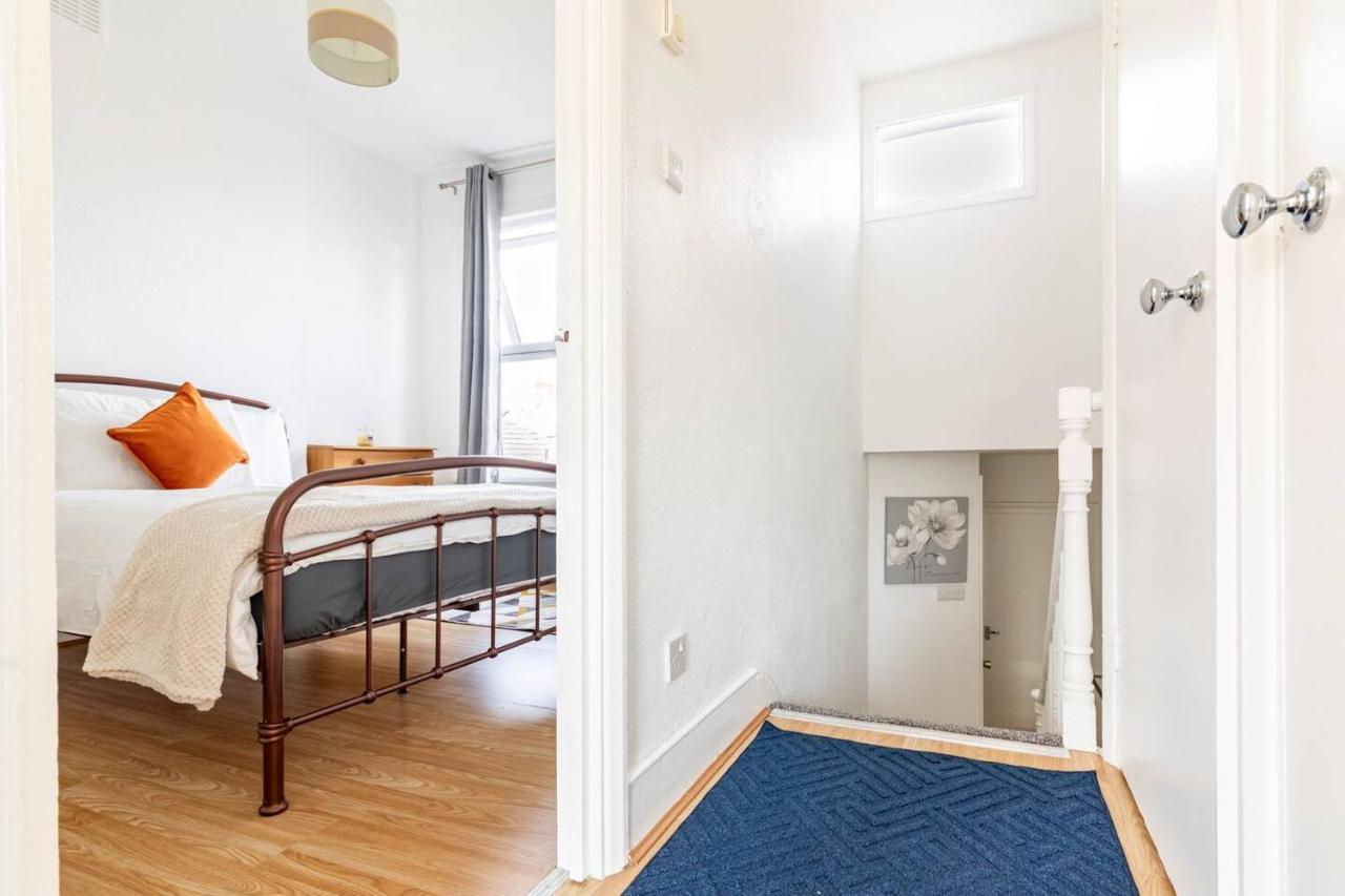 Large, Bright And Spacious 3 Bed Flat In *