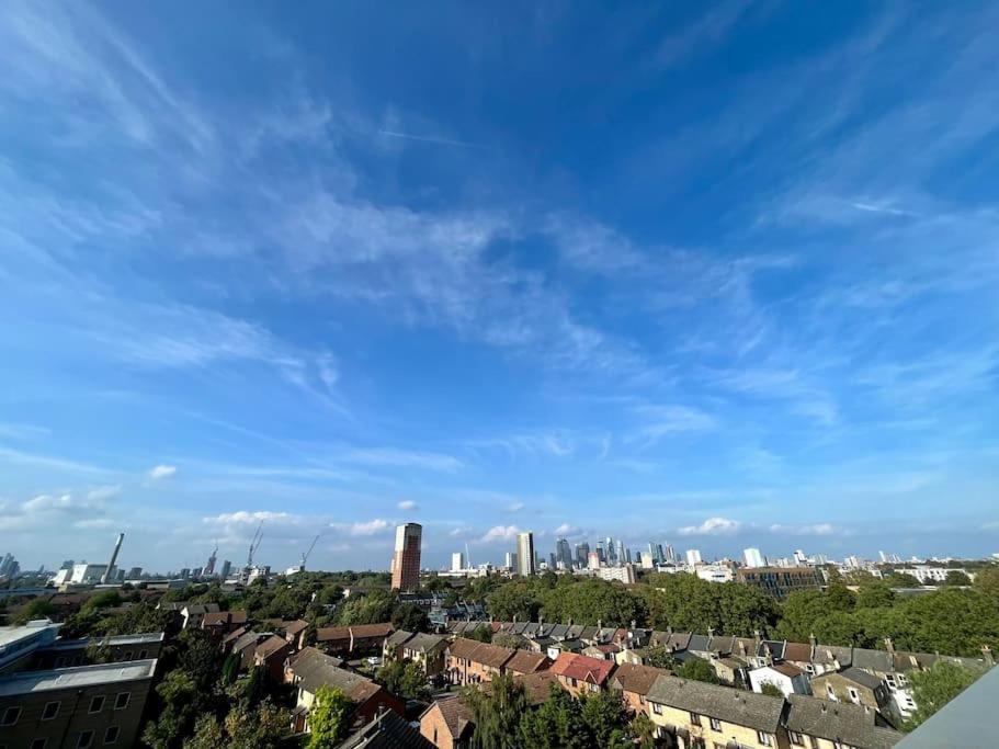 Elegant Chic Living: 1 Bed In Vibrant Area Apartment *
