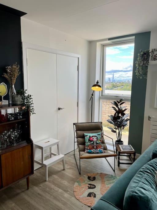 Elegant Chic Living: 1 Bed In Vibrant Area Apartment *