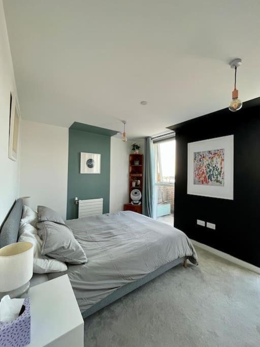 Elegant Chic Living: 1 Bed In Vibrant Area Apartment London