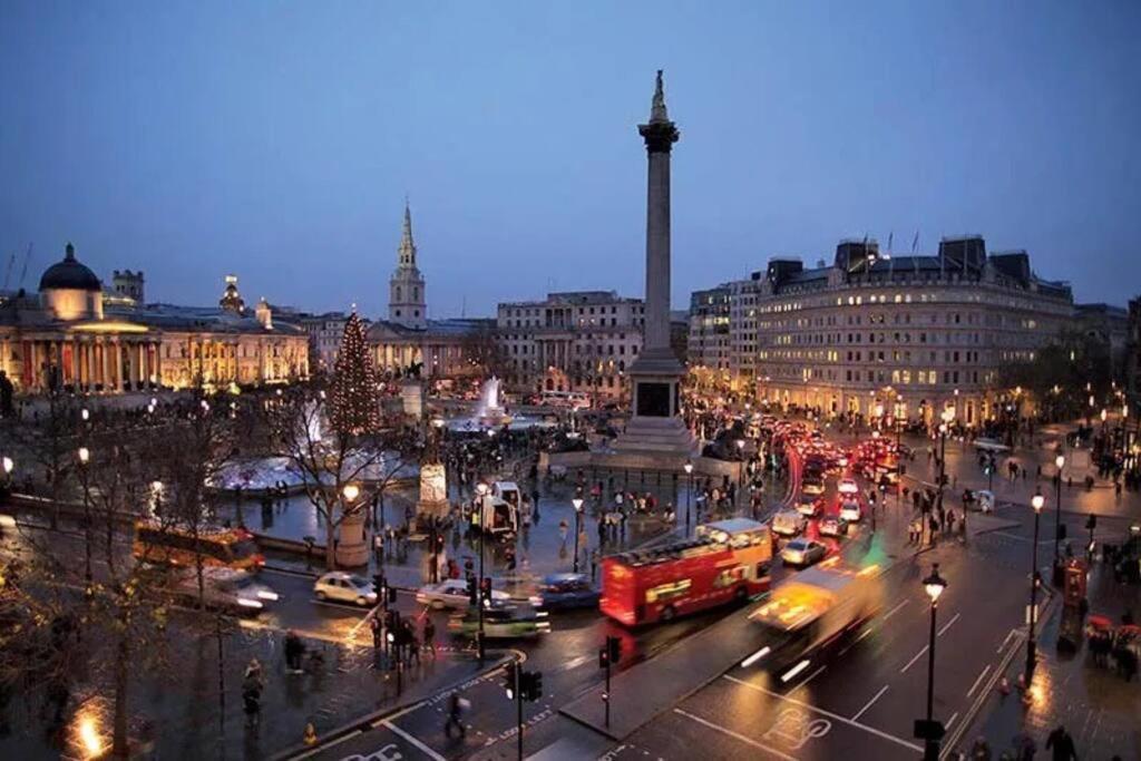Trafalgar Square Arty