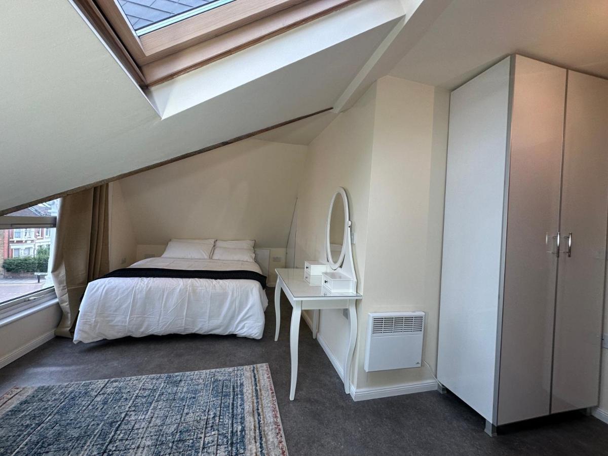 Holiday home North Spacious: 7-bedroom Group Retreat With Gym