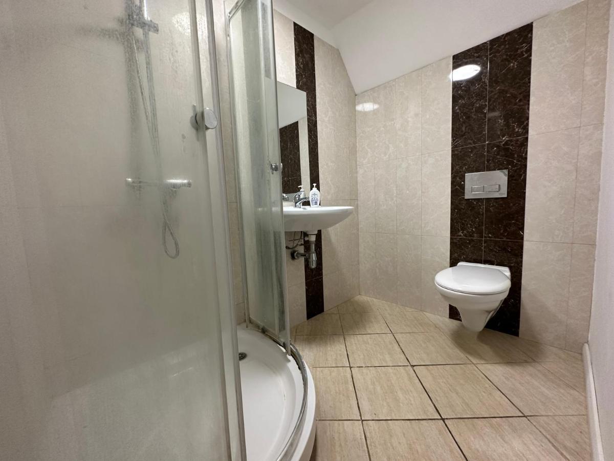 Holiday home North Spacious: 7-bedroom Group Retreat With Gym