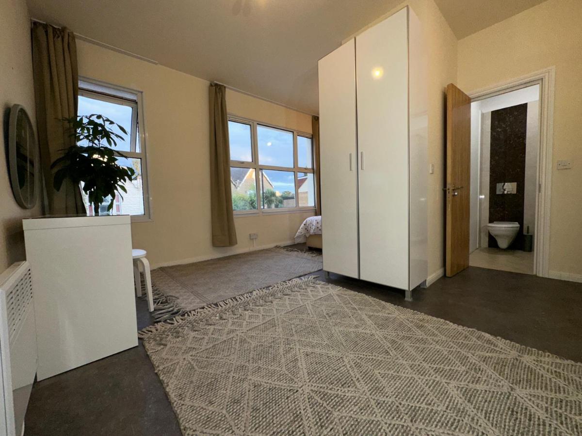 Holiday home North Spacious: 7-bedroom Group Retreat With Gym *