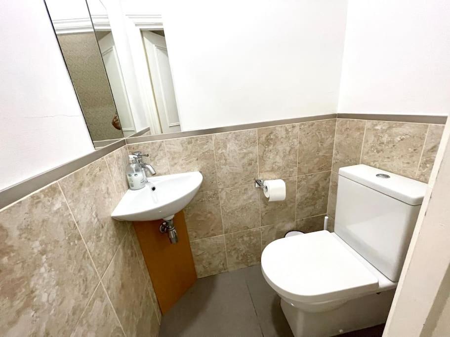 Entire 2 Bedrooms Flat In Victoria, * London