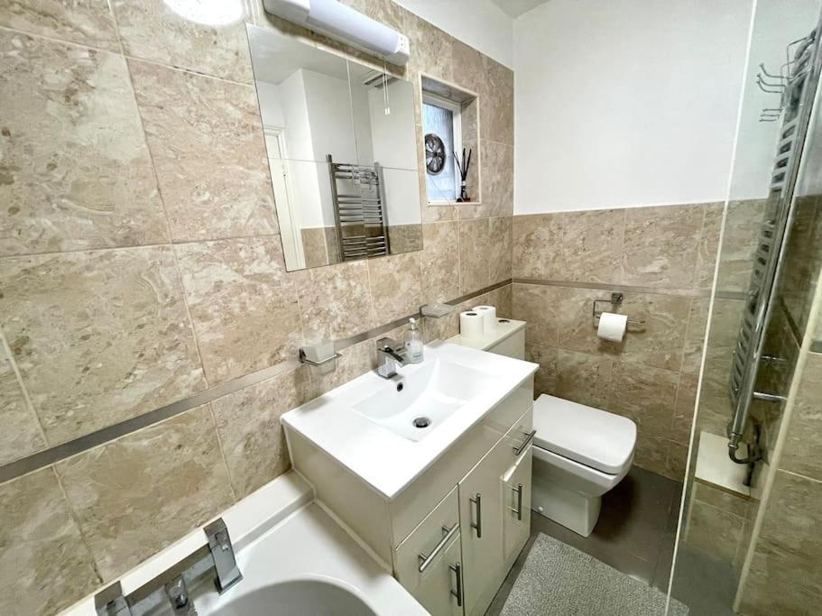 Apartment Entire 2 Bedrooms Flat In Victoria, *