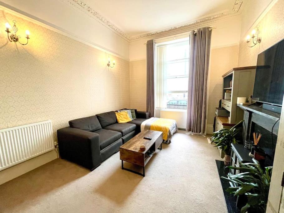 Entire 2 Bedrooms Flat In Victoria,