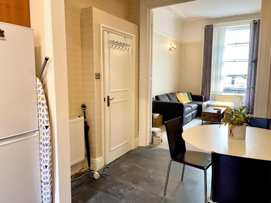 Entire 2 Bedrooms Flat In Victoria,