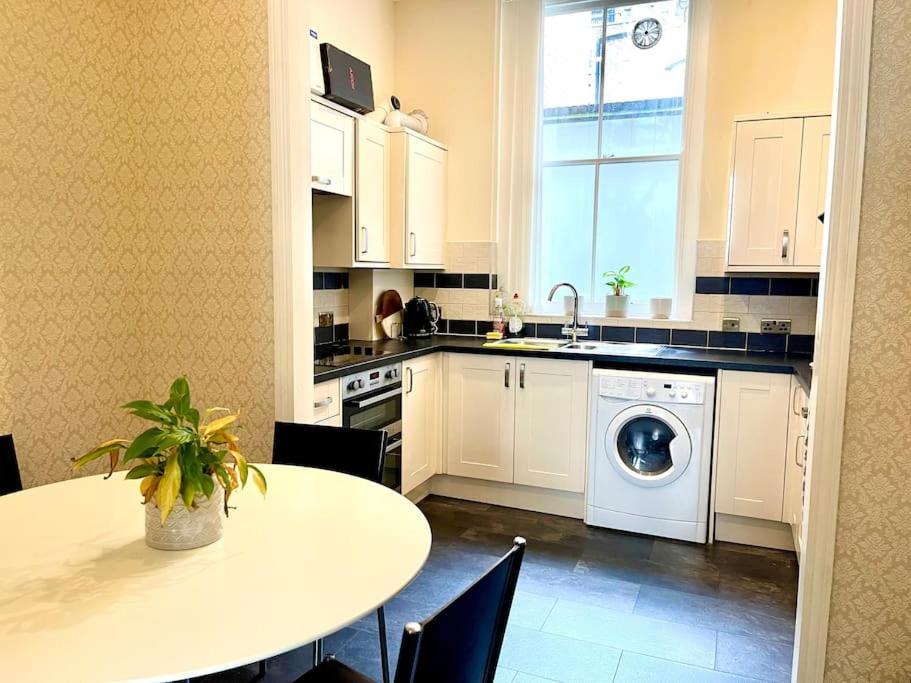 Apartment Entire 2 Bedrooms Flat In Victoria, London