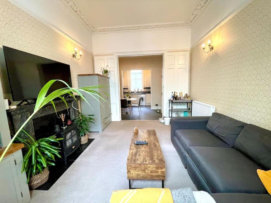 Apartment Entire 2 Bedrooms Flat In Victoria,