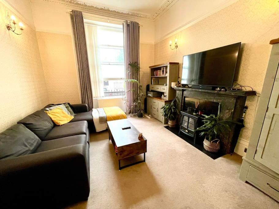 Apartment Entire 2 Bedrooms Flat In Victoria,