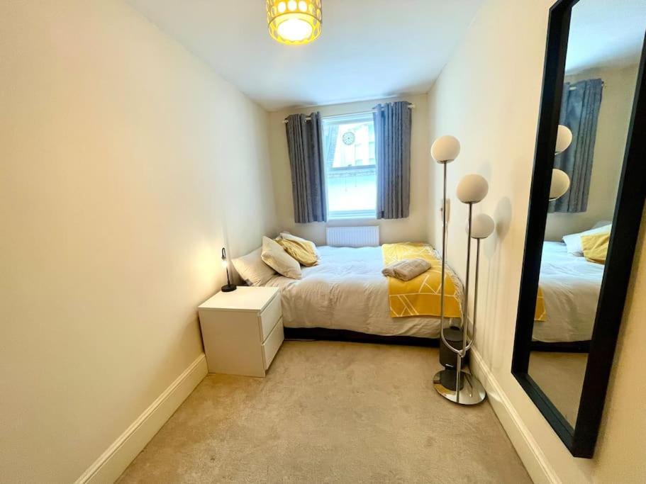 Apartment Entire 2 Bedrooms Flat In Victoria, London