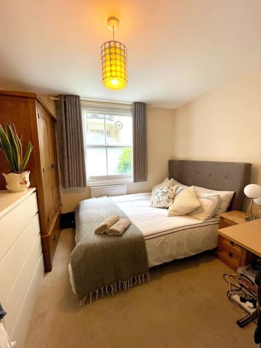 Entire 2 Bedrooms Flat In Victoria, * London