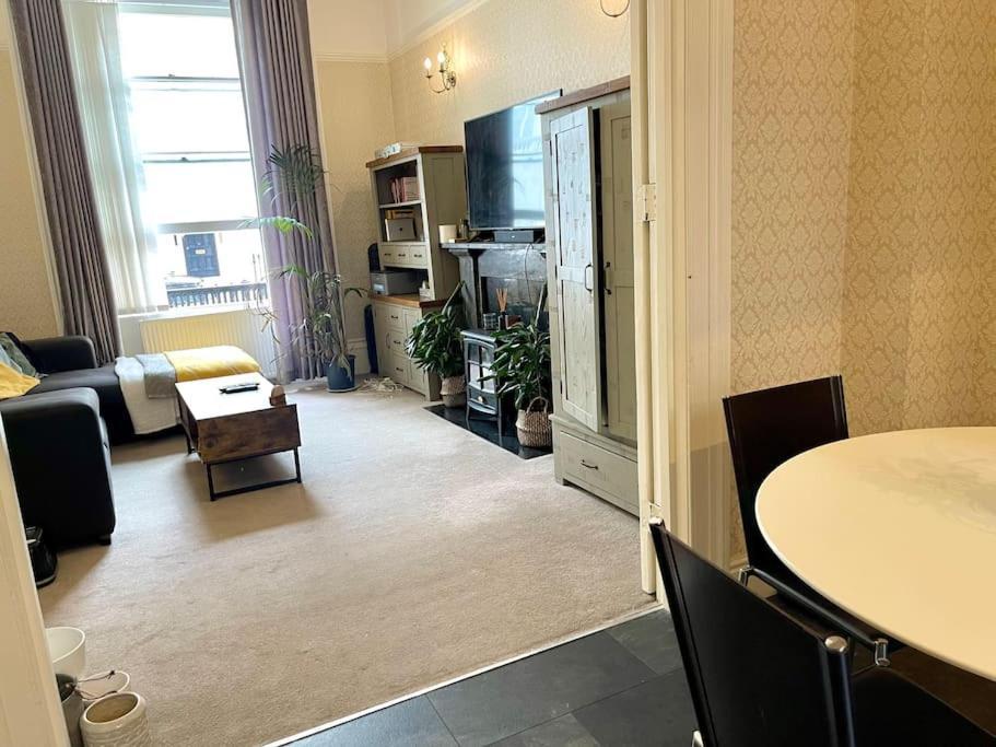 Entire 2 Bedrooms Flat In Victoria, Apartment