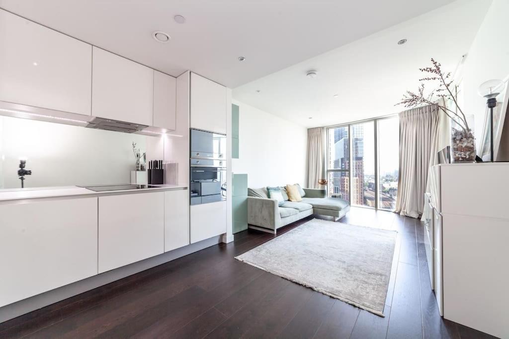 Bright 2br, 2bth Apt, 9 Elms Apartment London