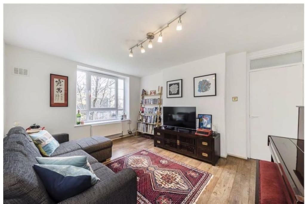 Spacious 2 Bedroom Flat In Apartamento Londres