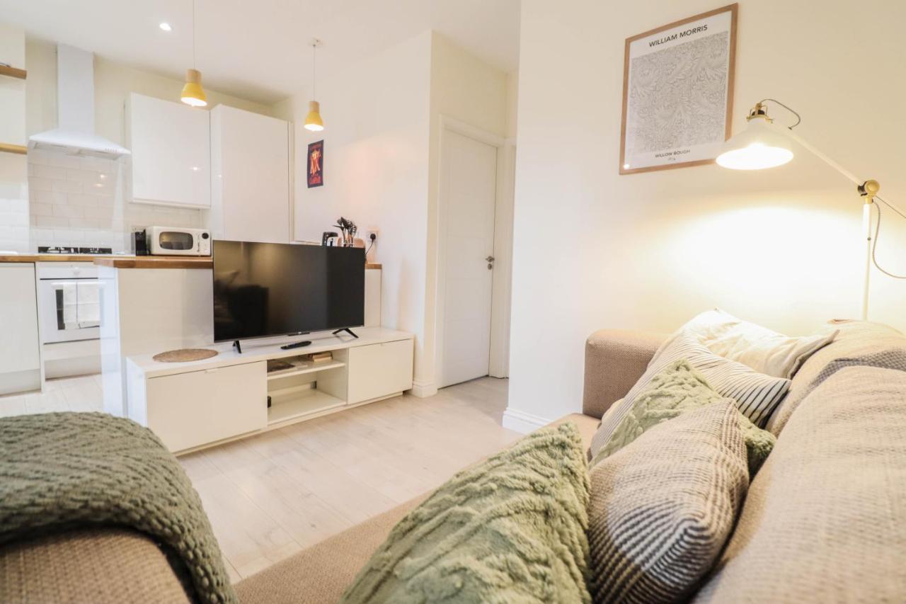 Beautiful 2-Bedroom Flat Just Steps From Oval Station London