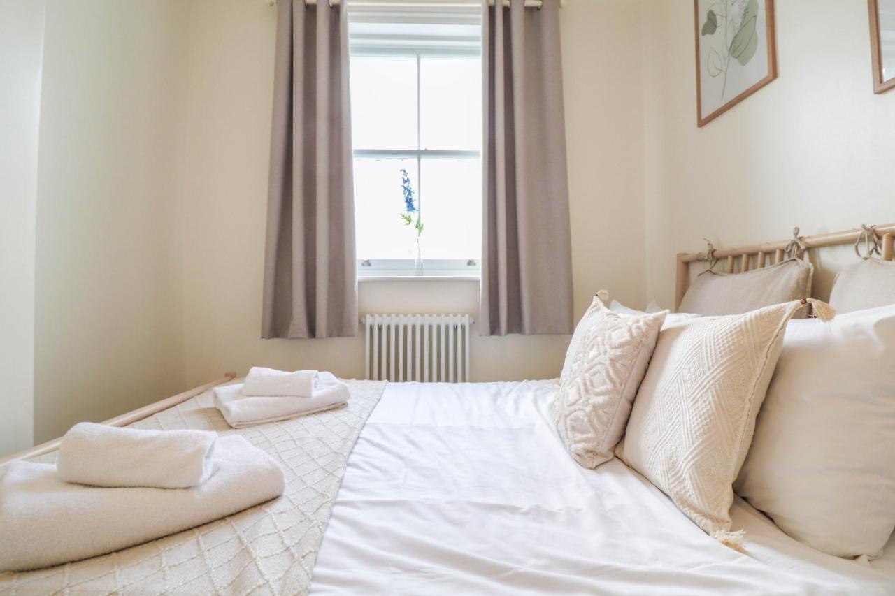 Apartment Beautiful 2-Bedroom Flat Just Steps From Oval Station *