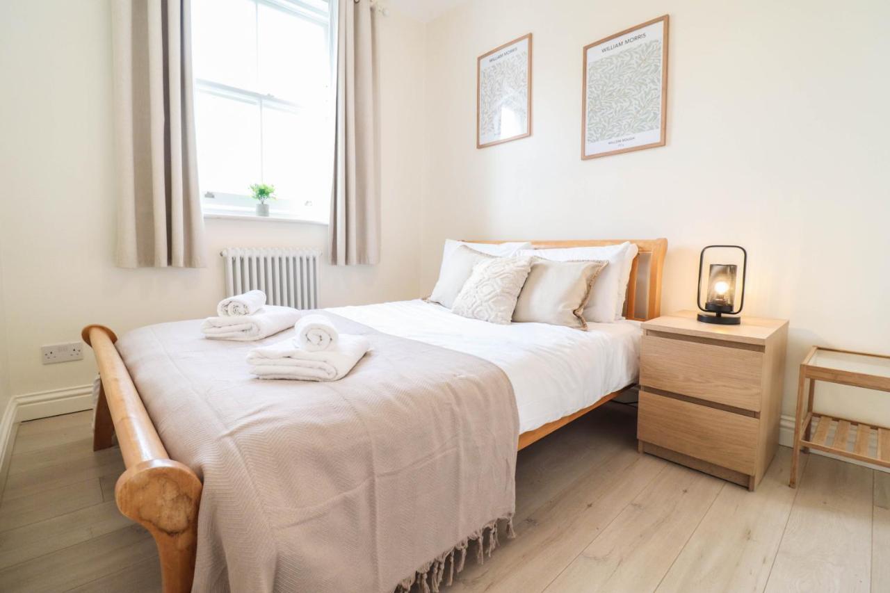 Beautiful 2-Bedroom Flat Just Steps From Oval Station * London