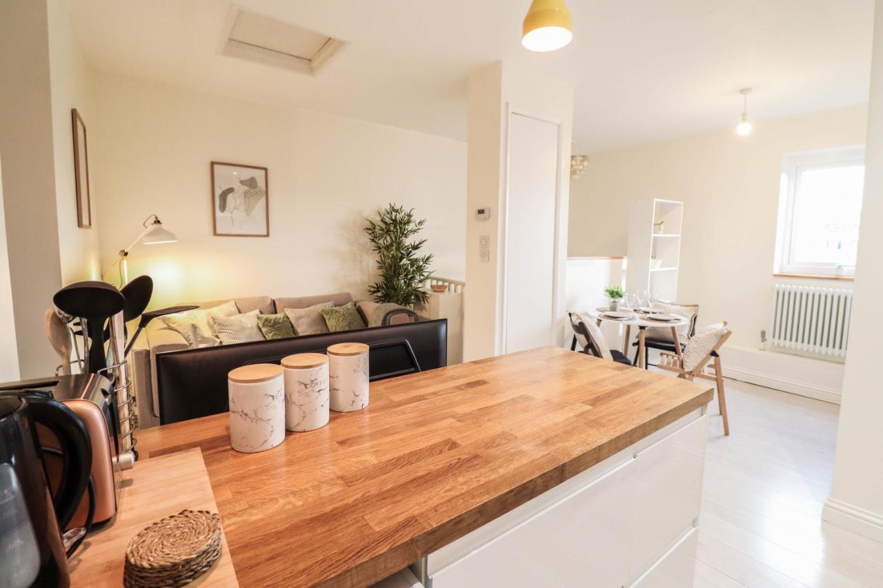 Apartment Beautiful 2-Bedroom Flat Just Steps From Oval Station *