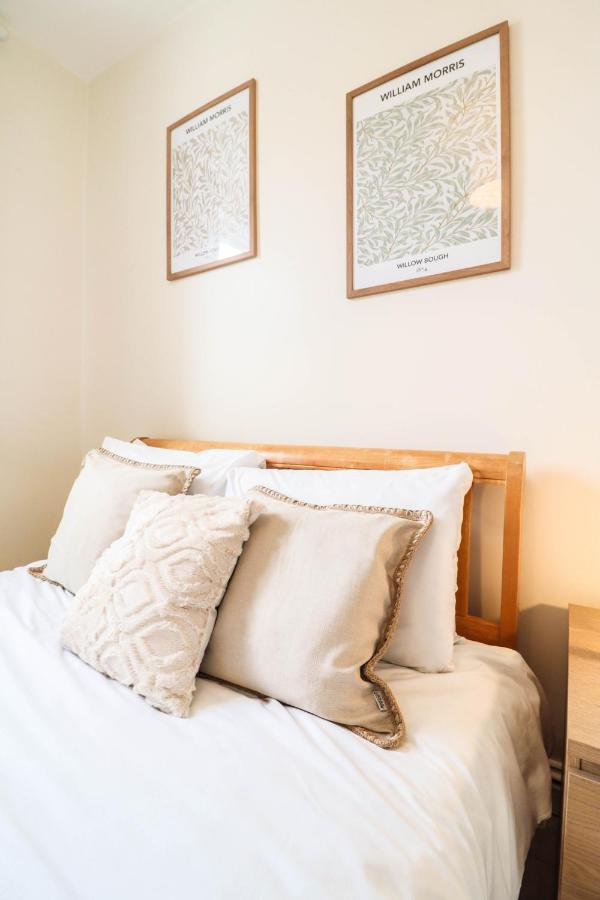 Apartment Beautiful 2-Bedroom Flat Just Steps From Oval Station *