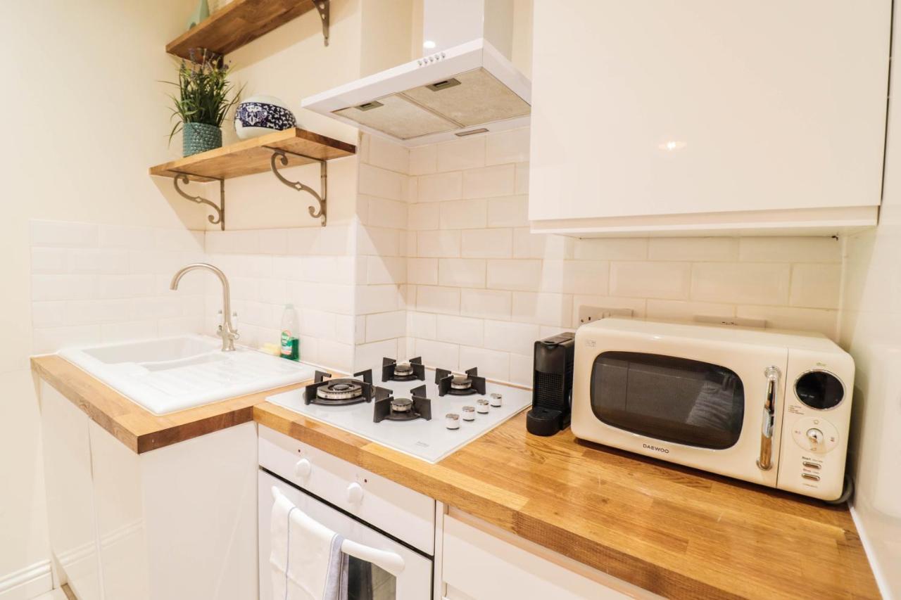 Beautiful 2-Bedroom Flat Just Steps From Oval Station Apartment London